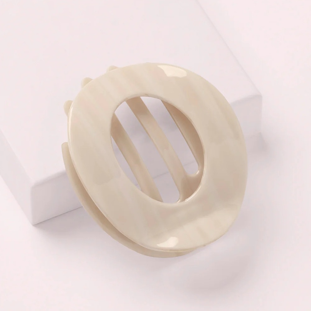 Quiet Luxury Lay Flat Claw Clip